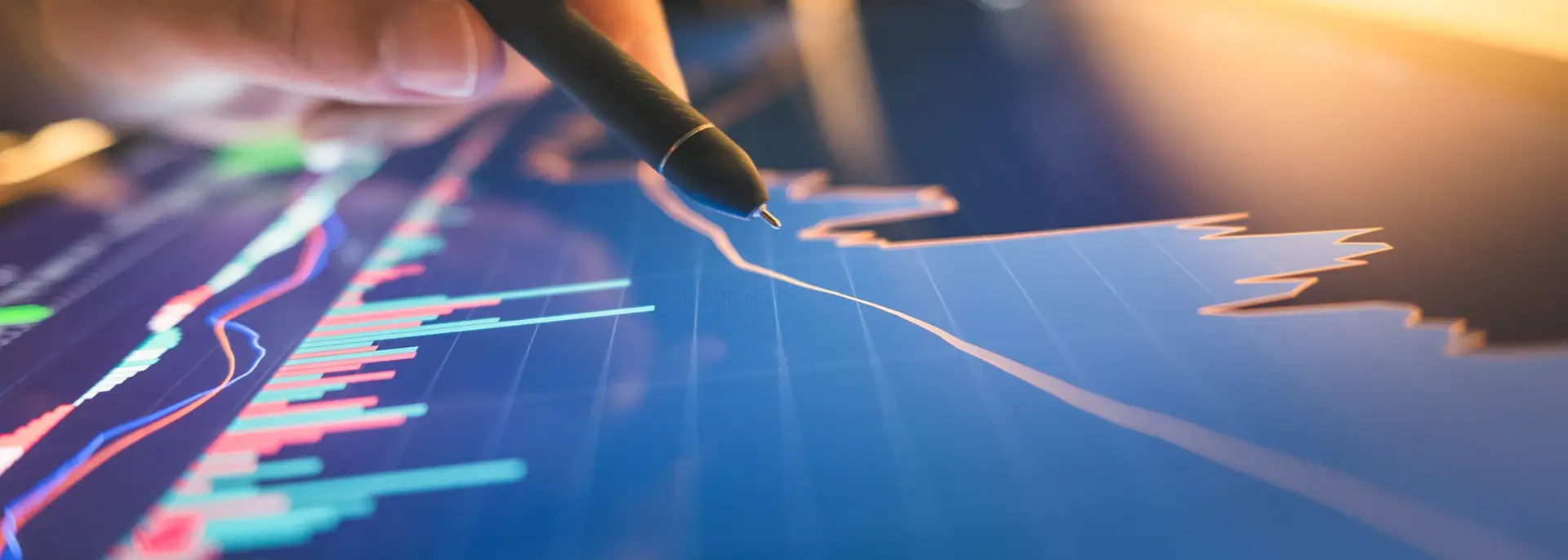 Person tracing a graph with a stylus